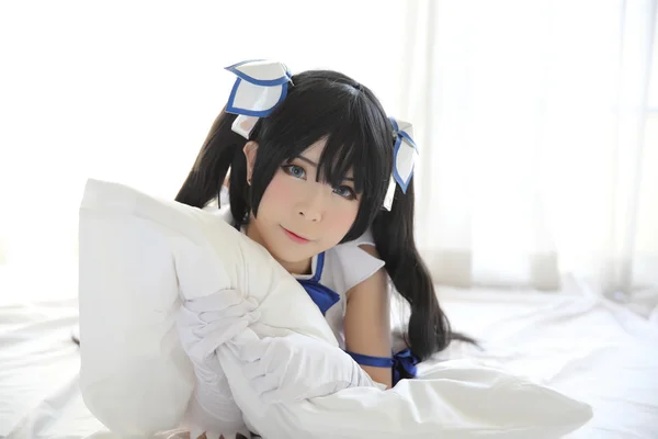 赫斯提亚 Cosplay 肖像女孩在白色主题 — 图库照片