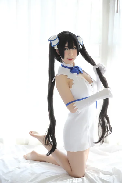 Hestia Cosplay stående flicka i vit tema — Stockfoto