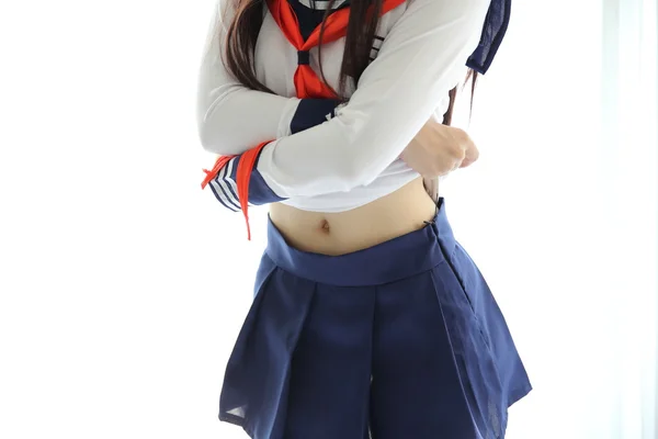 Азиатская школьница одевается — стоковое фото