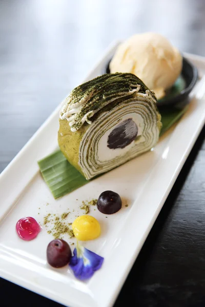 Zielona herbata roll ciasto z lodami — Zdjęcie stockowe