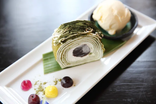 Grüner Tee Rollkuchen mit Eis — Stockfoto