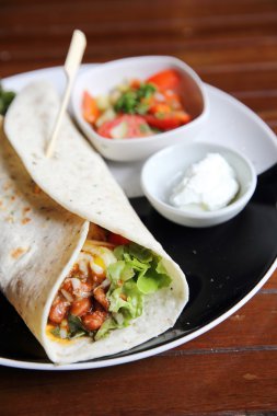 Meksika burrito tabakta domates salatası ile