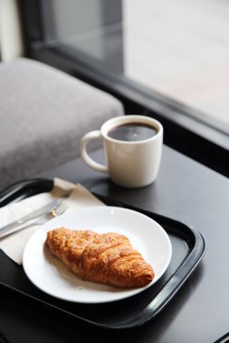 kruvasan ve kahve kahve dükkanında