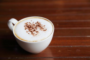 cappuccino kahve kahve dükkanında ahşap arka plan üzerinde