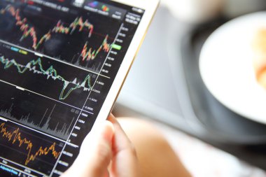 Online iş kadın el ile tablet ticaret yapma ve