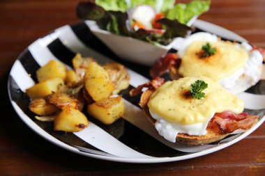 yumurta benedict pastırma ve patates ile