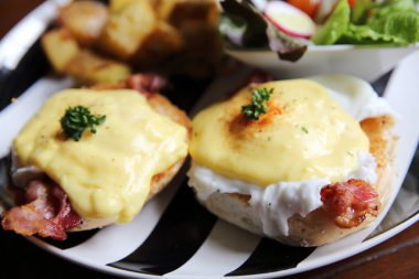 yumurta benedict pastırma ve patates ile