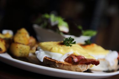 yumurta benedict pastırma ve patates ile