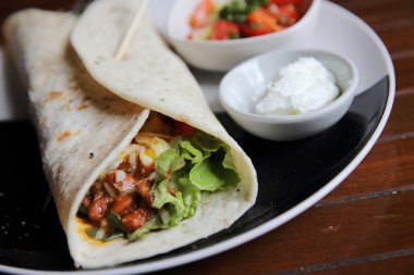 Meksika burrito tabakta domates salatası ile