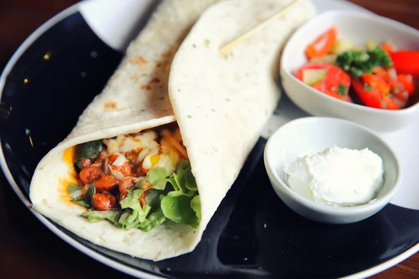 Burritos mexicanos en un plato con ensalada de tomate — Foto de Stock