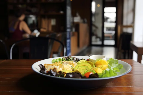 Salat mit Hühneravokado und Mango auf Holz-Hintergrund — Stockfoto