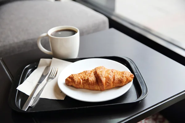 Croissant et café au café — Photo