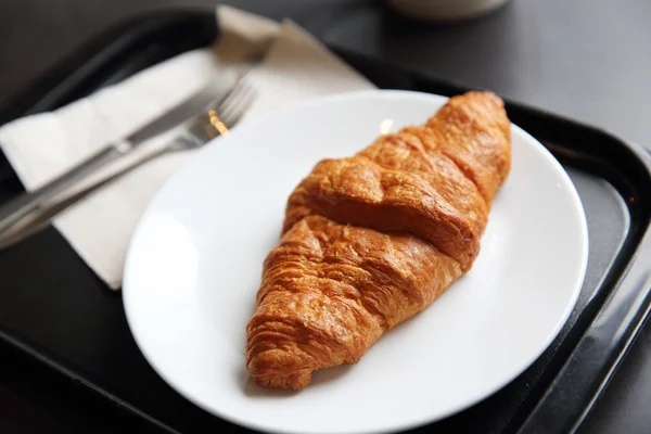 Croissant und Kaffee im Café — Stockfoto
