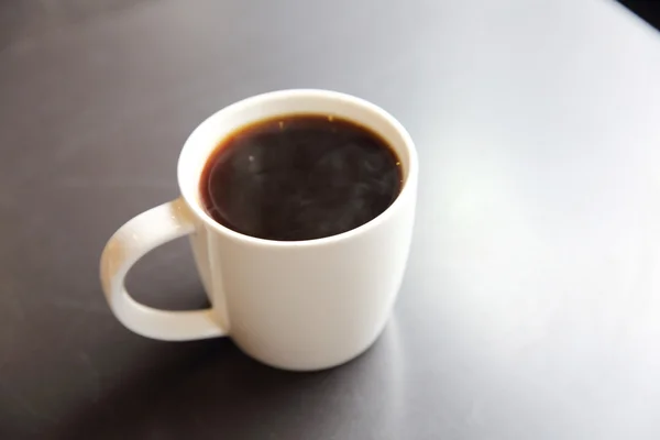 Чорна кава на фоні дерева в кав'ярні — стокове фото