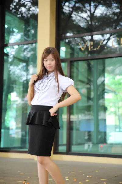 Wanita pengusaha muda Asia berdiri di atas latar belakang kantor — Stok Foto