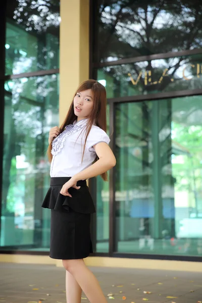 Mladé asijské obchodní žena stojící nad úřadu pozadí — Stock fotografie