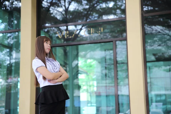 Young Asian bussiness woman standing over office background — Stock Photo, Image