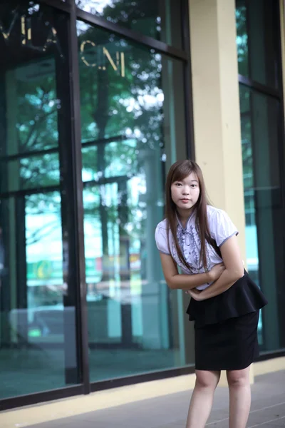 Jeune asiatique Bussiness femme debout sur fond de bureau — Photo