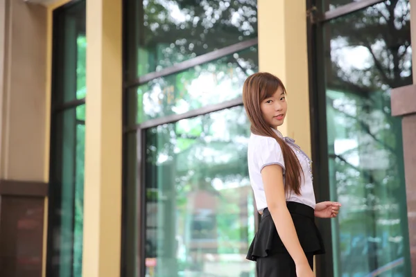 Молоді азіатські бізнес жінку, що стоїть над office фону — стокове фото