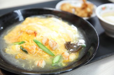 yumurta ile pirinç ve deniz mahsulleri çorbası ile Japonca kızarmış pilav, kızarmış 