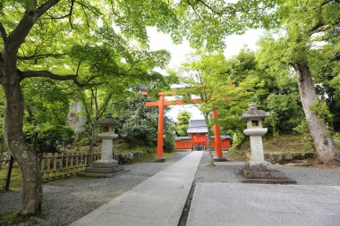 Japonca tapınak Japon kırmızı kapı ve yeşil akçaağaç bırakır