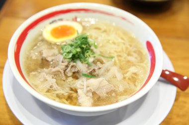 Sığır eti ramen, Japon şehriye ramen ahşap arka plan üzerinde