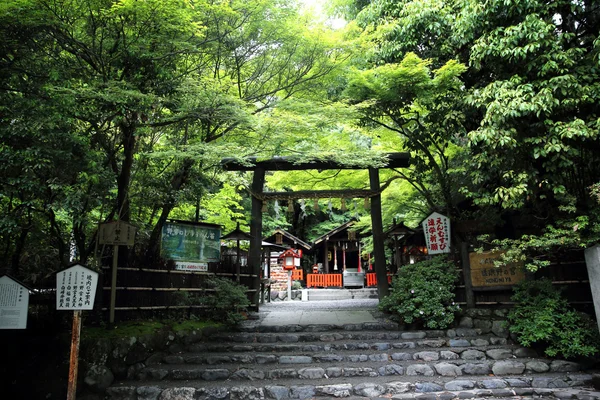 Temple japonais avec porte rouge japonaise et feuilles d'érable vertes dans — Photo