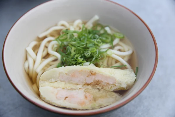 Udon noedels met garnalen tempura — Stockfoto