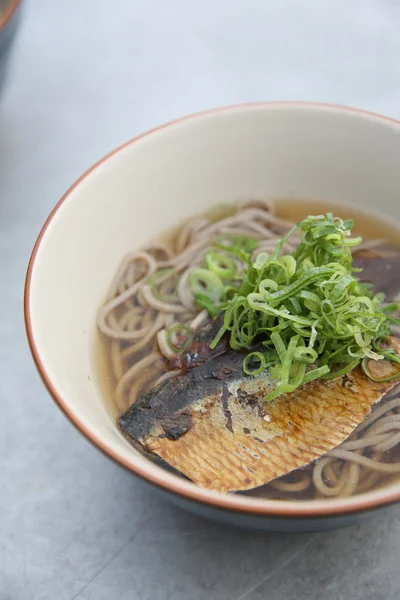 Macarrão soba quente com peixe cavala, macarrão japonês — Fotografia de Stock