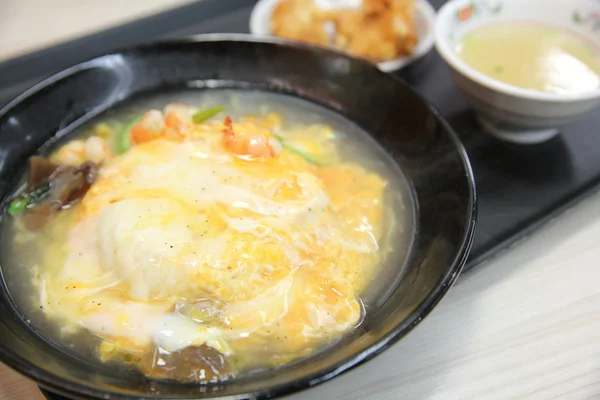 Τηγανητό ρύζι, Ιαπωνικά τηγανητό ρύζι με αυγό και θαλασσινά με σούπα — Φωτογραφία Αρχείου