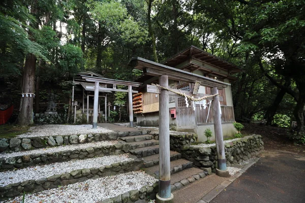 Japonca tapınak Japon kırmızı kapı ve yeşil akçaağaç bırakır — Stok fotoğraf