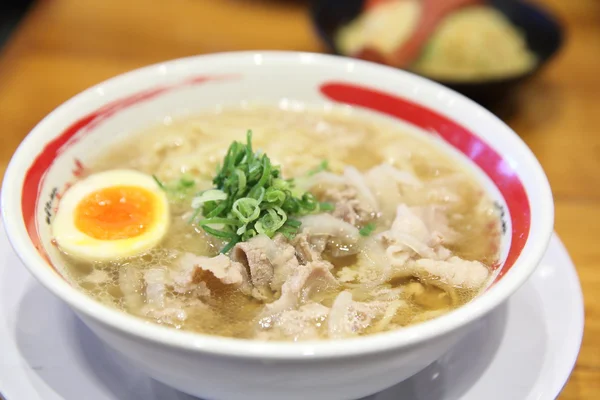 Ramen de ternera, ramen de fideos japoneses sobre fondo de madera — Foto de Stock