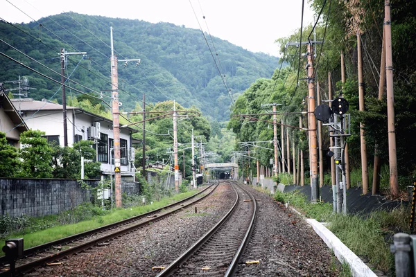 Tren ferroviario de Japón, ferrocarril japonés en Kyoto — Foto de Stock