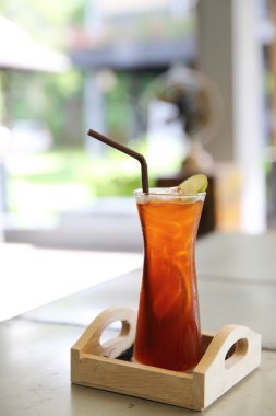 Limonlu çay yakın buz