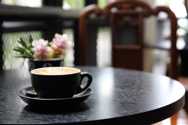 kapuçino ahşap arka plan üzerinde kahve