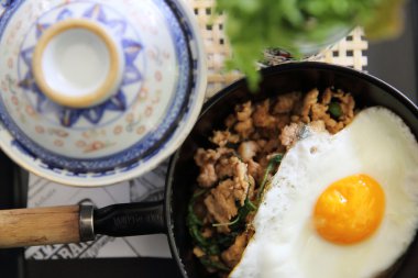 Kızarmış domuz etli pilav ve kızarmış yumurta ile servis fesleğen karıştırın