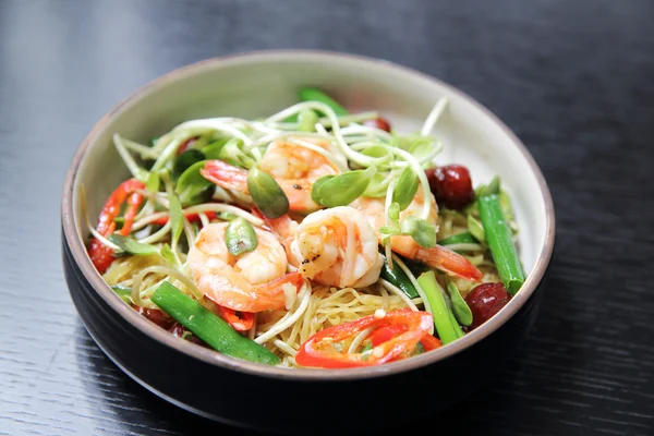 中国菜虾和绿色蔬菜面条 — 图库照片