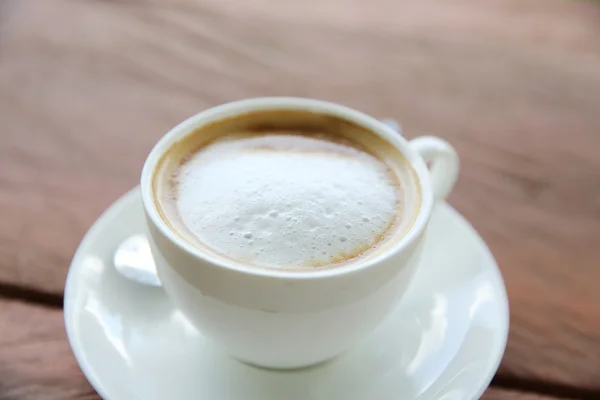 Cappuccino caffè su fondo legno — Foto Stock