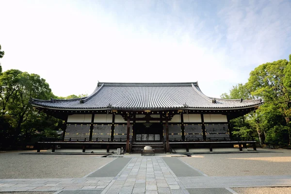 Japanischer Tempel mit japanischem roten Tor und grünen Ahornblättern — Stockfoto