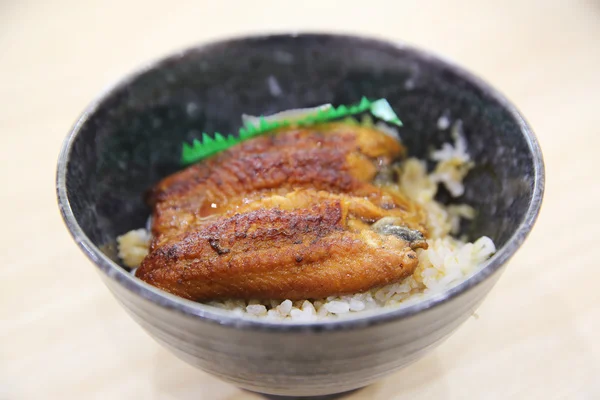 Comida japonesa Unadon em fundo de madeira — Fotografia de Stock