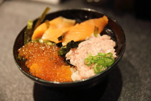 Sushi don, atum de salmão cru e caviar em arroz — Fotografia de Stock