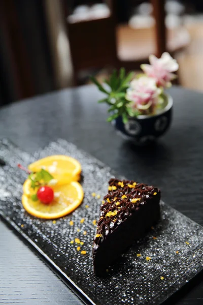 Sobremesa comida bolo de chocolate laranja no fundo de madeira — Fotografia de Stock