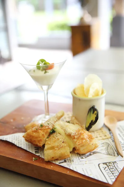 Fusion food roti com queijo e batatas fritas — Fotografia de Stock