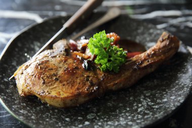 Sebzeli ızgara domuz pirzolası