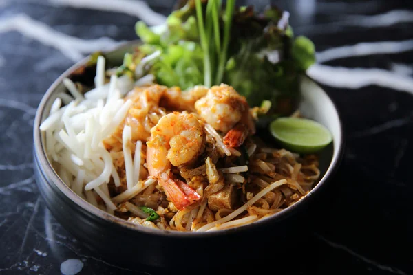 Nouilles thaïlandaises Thaï Pad crevettes — Photo