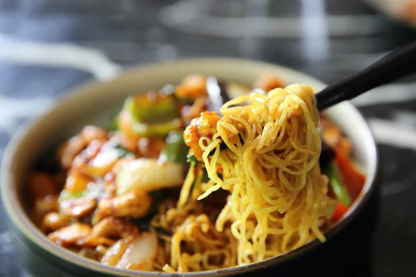 Macarrão chinês com frango e amendoim - comida da cozinha chinesa — Fotografia de Stock