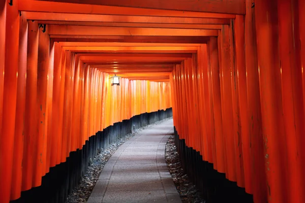 伏見稲荷神社、京都市 selectiv で赤い鳥門 — ストック写真