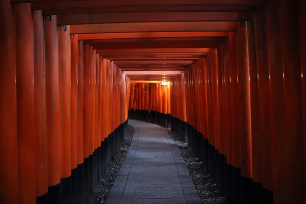 伏見稲荷神社、京都市 selectiv で赤い鳥門 — ストック写真
