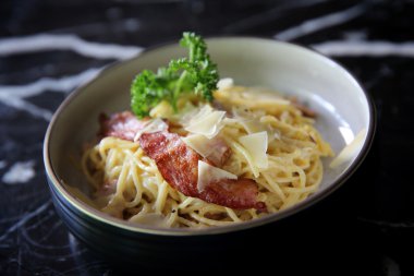 Makarna Carbonara pastırma jambon ve peynir ile