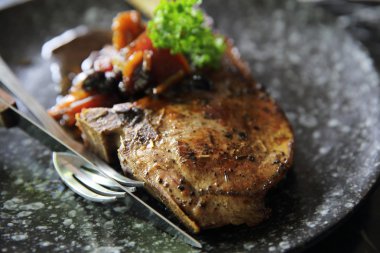 Sebzeli ızgara domuz pirzolası